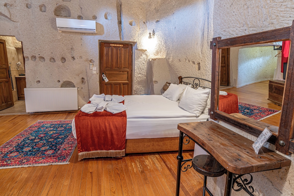 Traditional, Queen Bed, Dervish Cave House 8/10