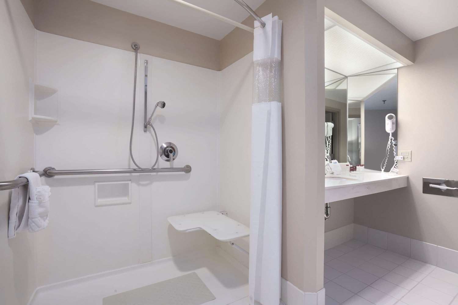 41 Lakefront Hotel, Trademark Collection by Wyndham 48/50
