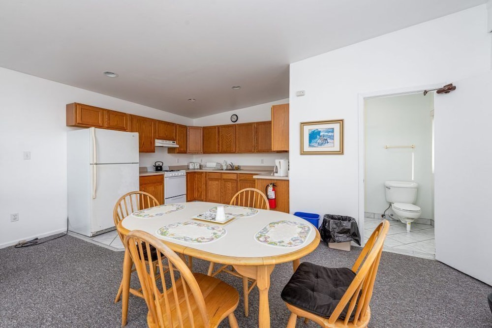 Boardwalk Sand & Surf Inn Oceanfront 37/55