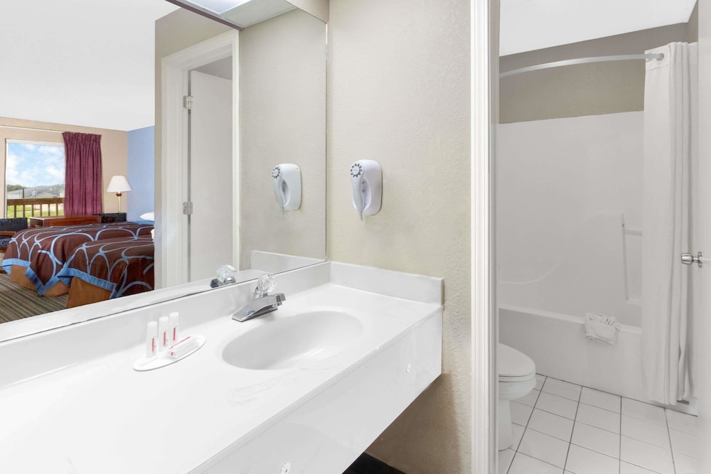 Super 8 by Wyndham Whiteville 4/12
