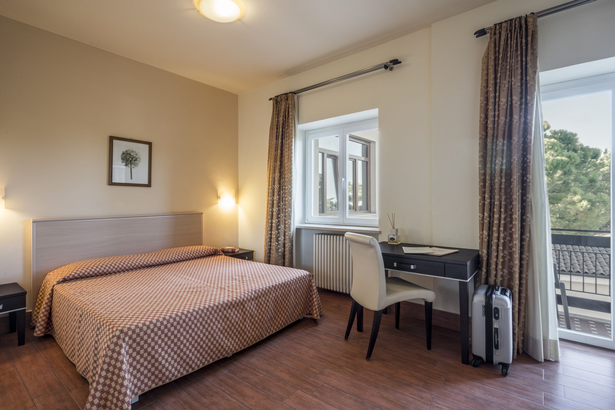 SUPERIOR, DOUBLE OR TWIN BED, PARTIAL LAKE VIEW, BALCONY