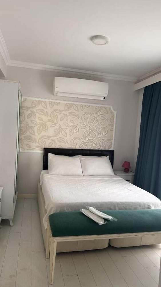 Mia Hill Suites 7/40