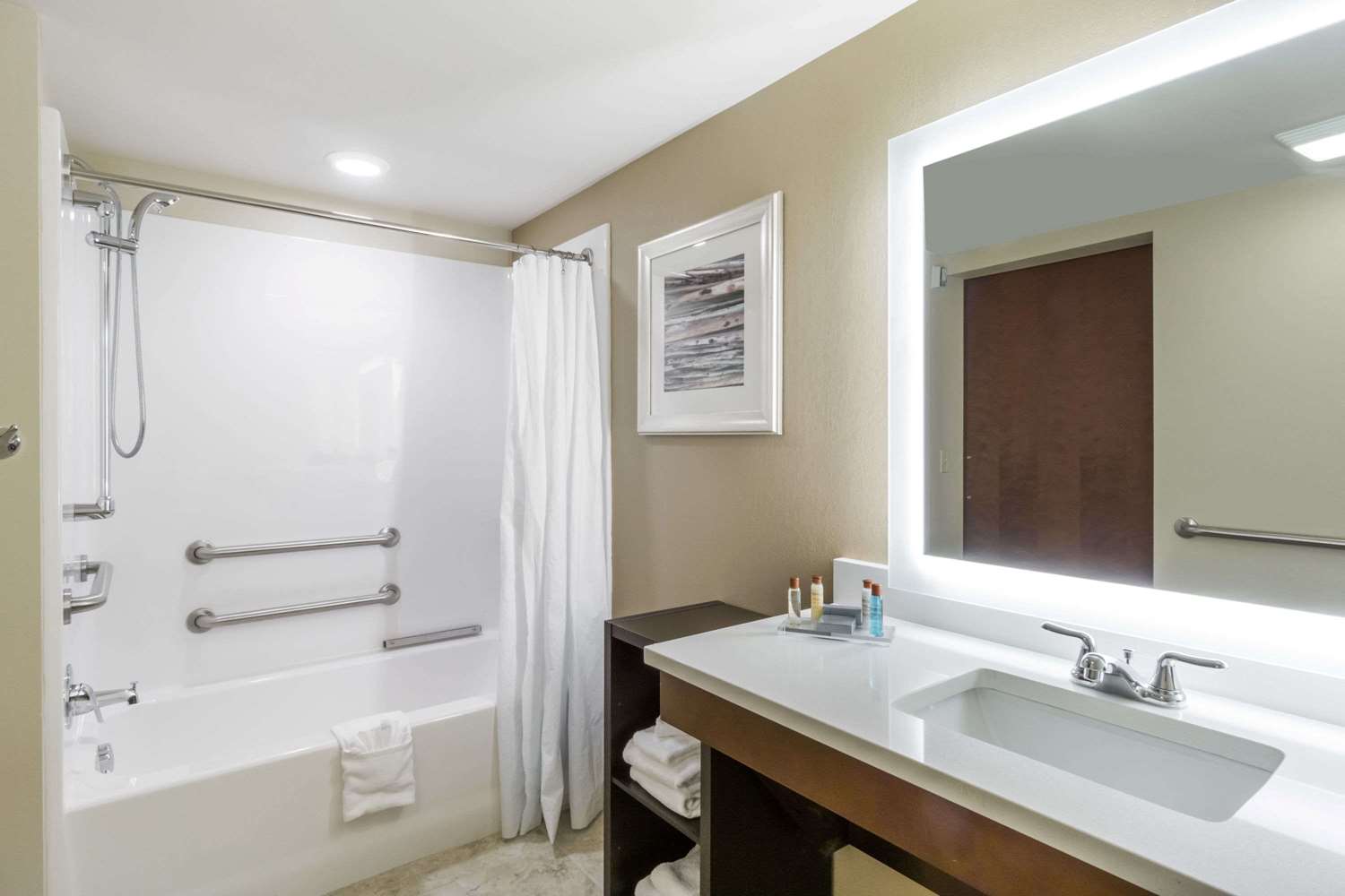 Hawthorn Suites By Wyndham Wheeling At the Highlands 42/45