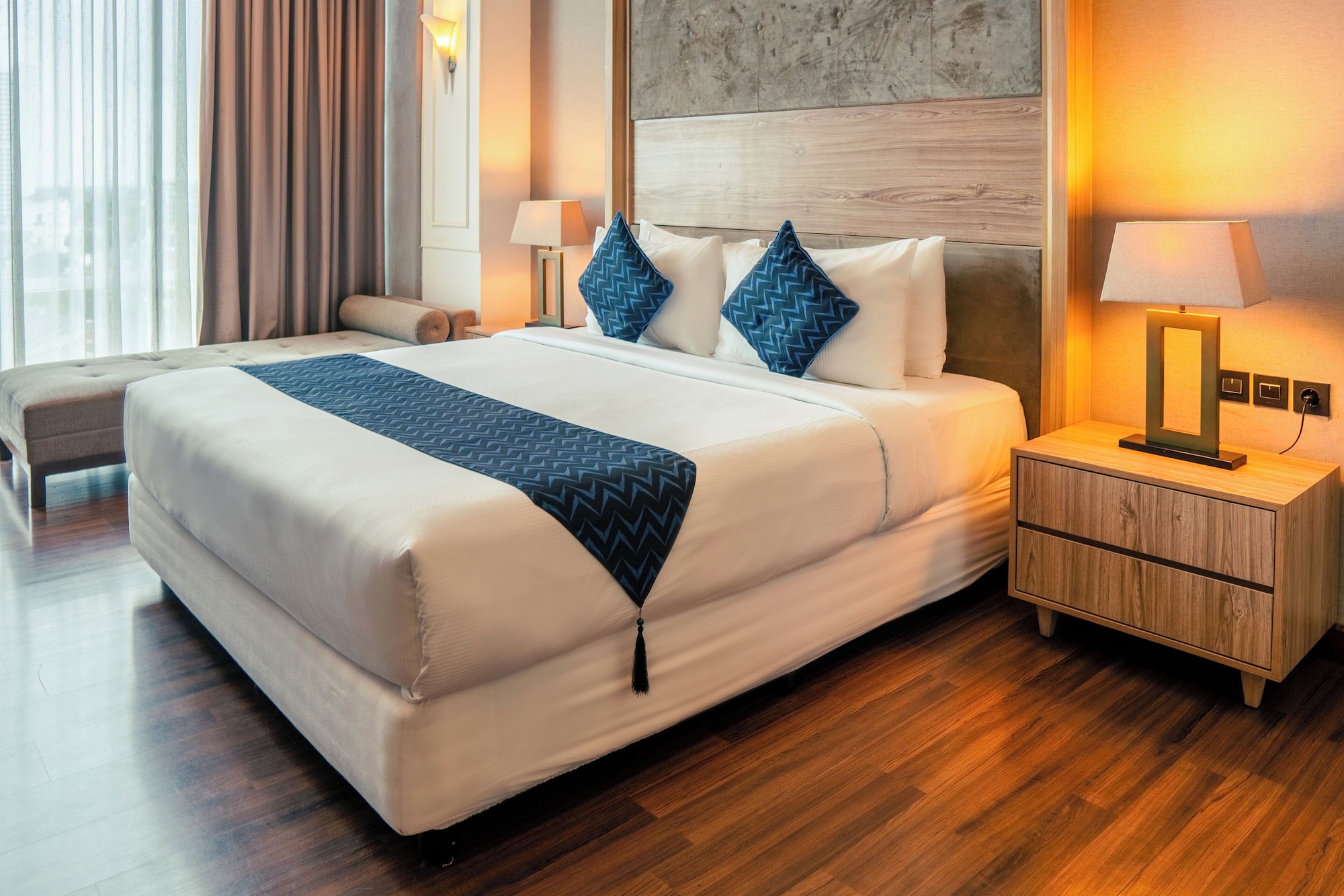 EXECUTIVE, KING BED