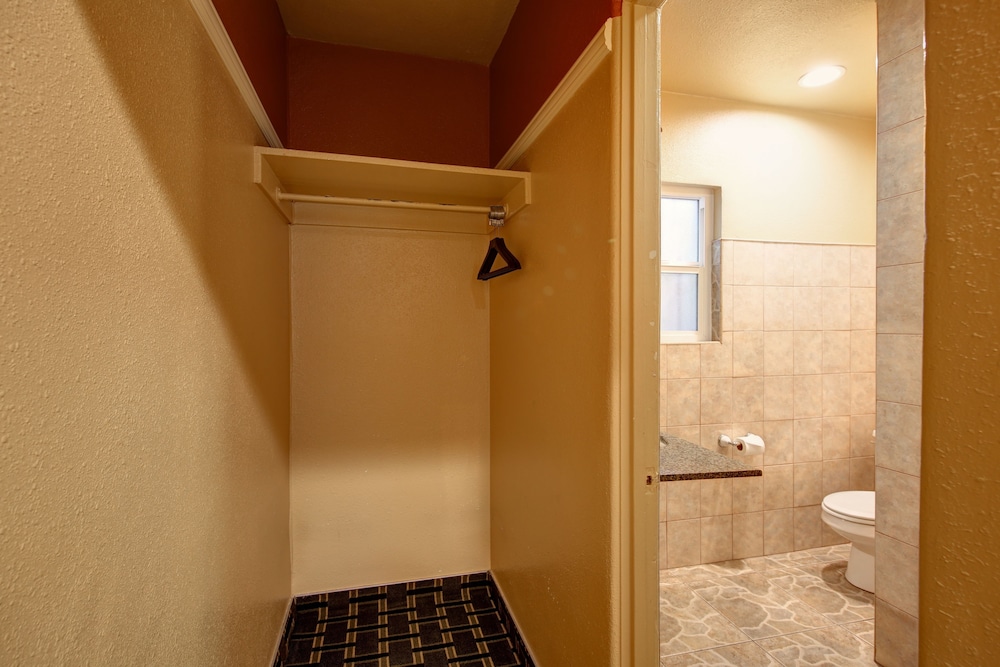 Geneva Motel 30/48