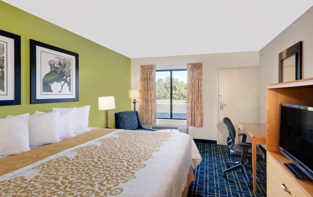 Days Inn By Easton 10/18