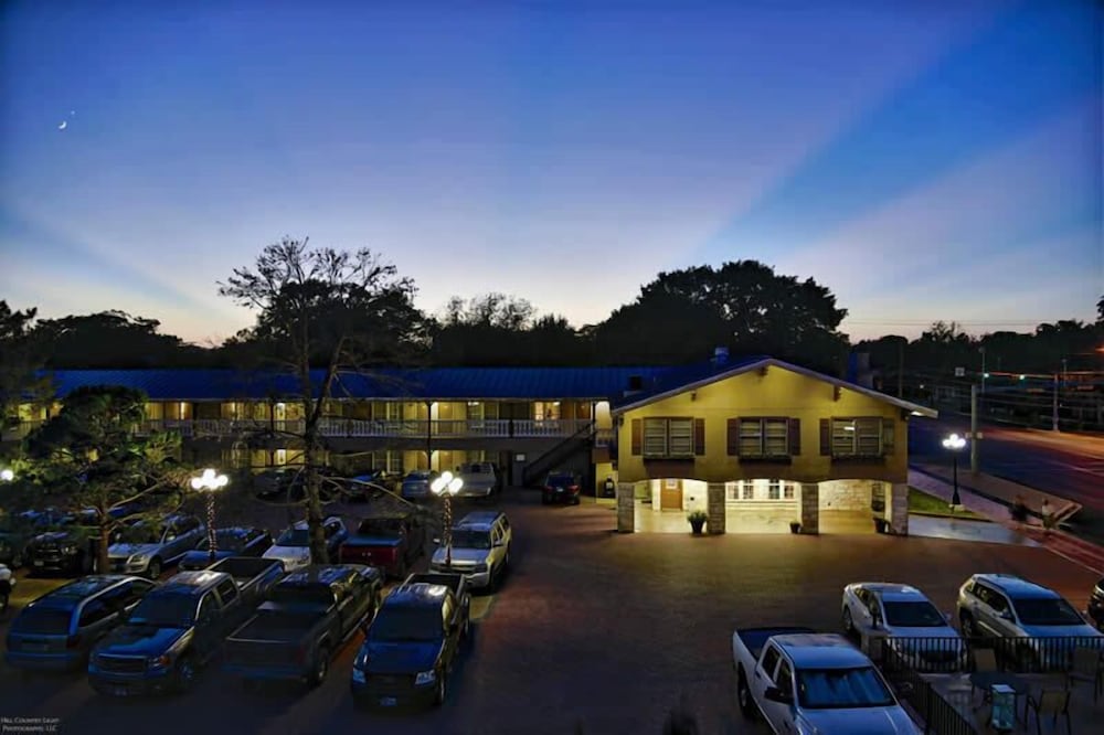 Sunday House Inn and Suites 3/23