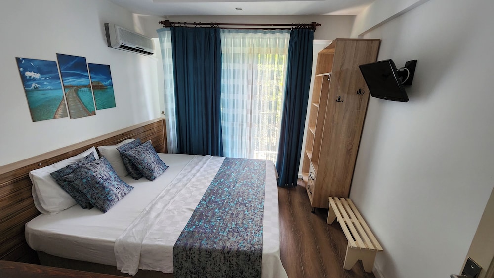 Amphora Hotel 11/56