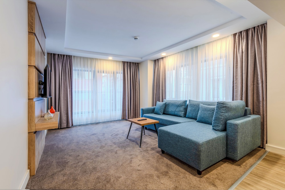 Roys Hotel & Suites 32/50