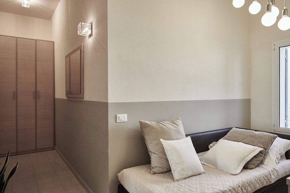 Rouge Hotel International 20/50