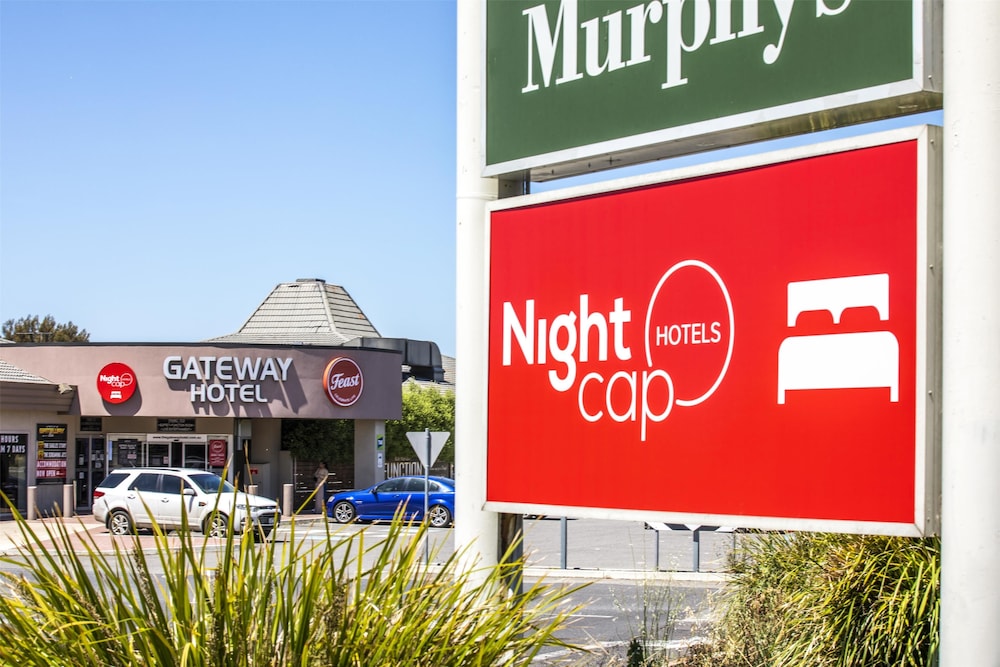 Nightcap at Gateway Hotel 2/36