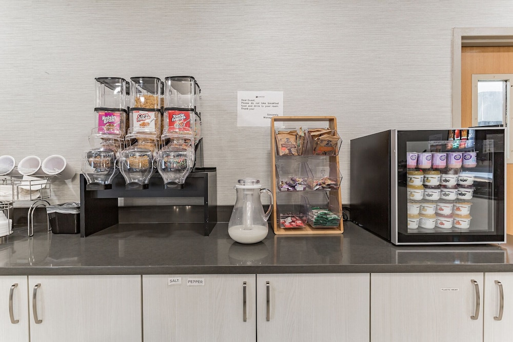 Orangewood Inn & Suites Kansas City Airport 31/37