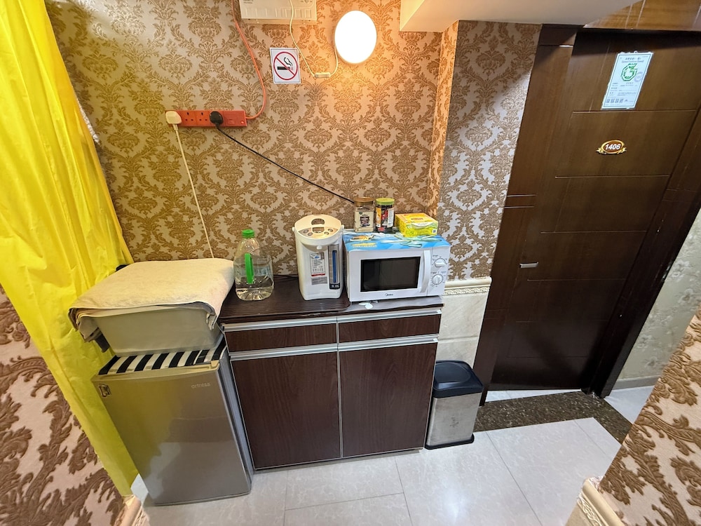 Modern Hotel 10/76