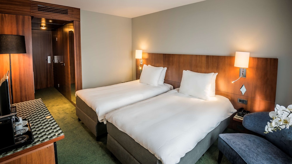 Courtyard, Standard, King Bed