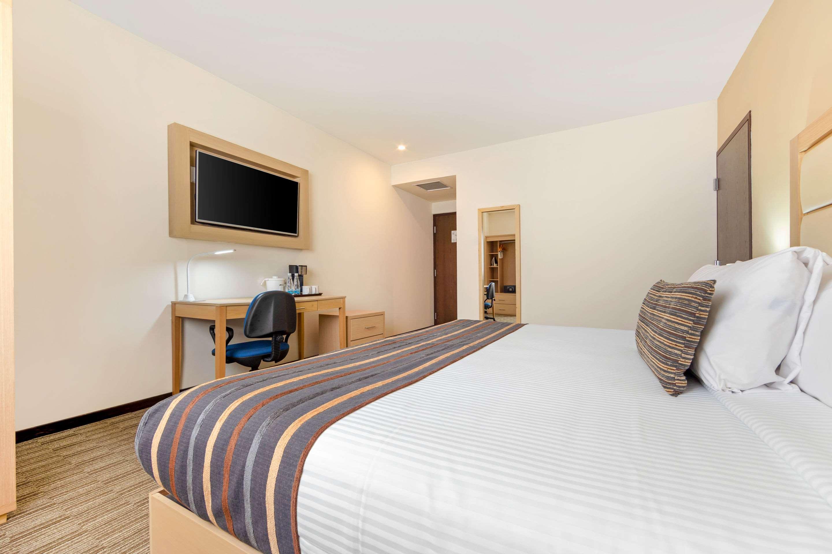 ROOM, KING BED