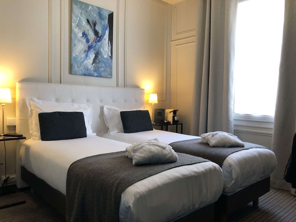 DELUXE, DOUBLE OR TWIN BED