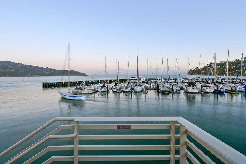 Waters Edge Hotel 42/44
