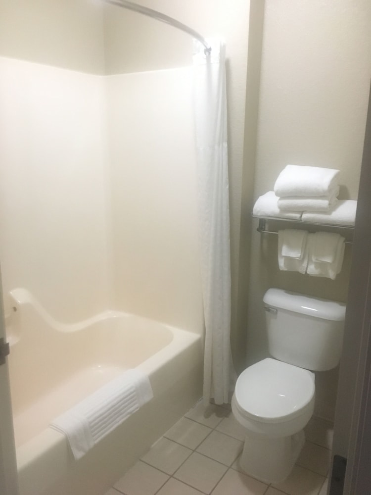 غرفة قياسية بسرير كينج، Candlewood Suites Dixon by IHG 3/3