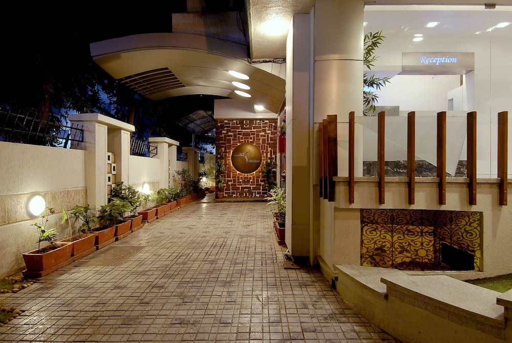 Oyo Premium 091 Vile Parle East 11/50