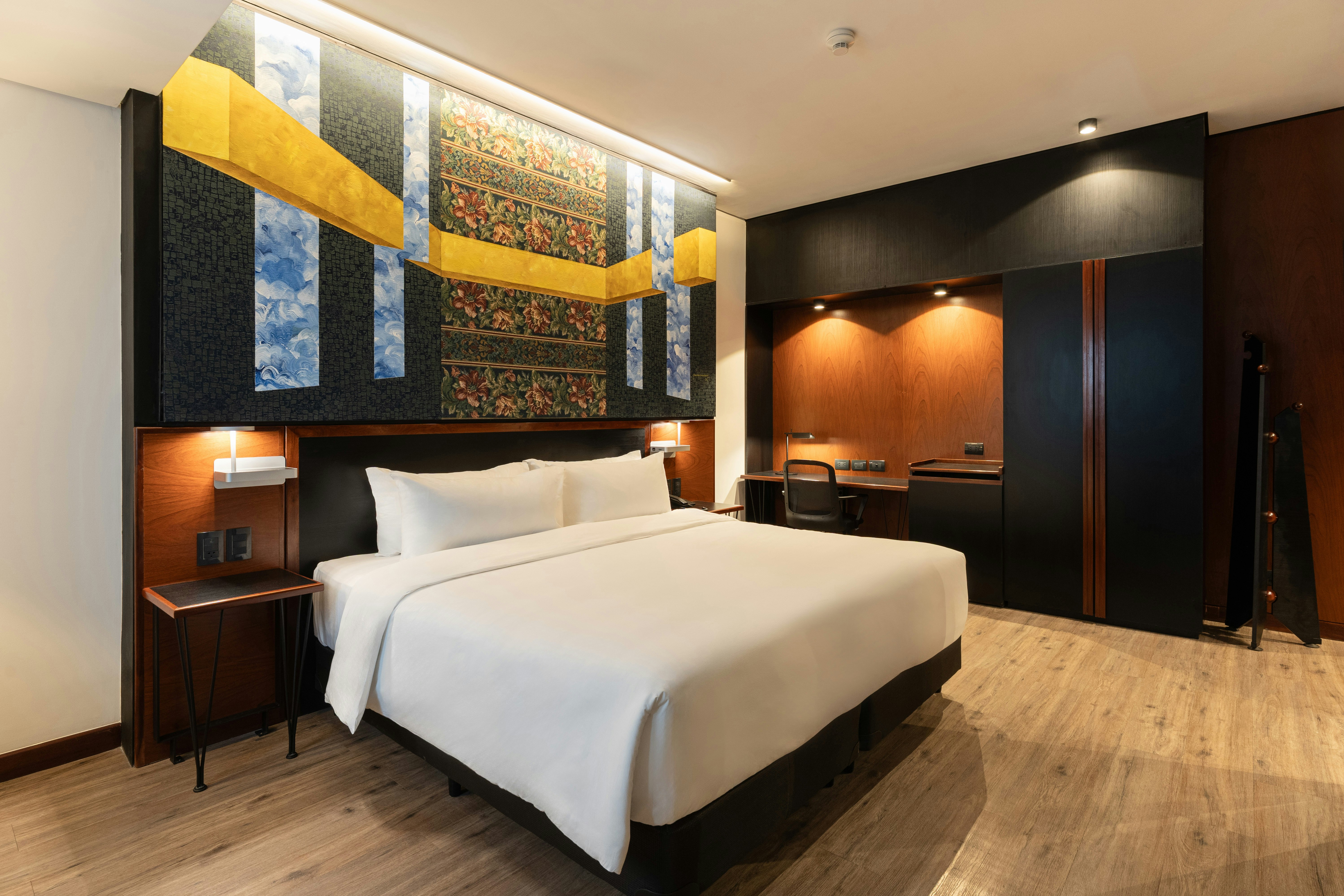 DELUXE, KING BED
