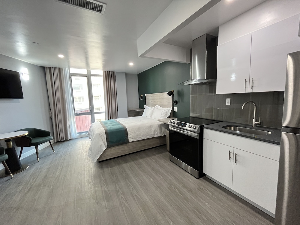 DELUXE, STUDIO, SUITE