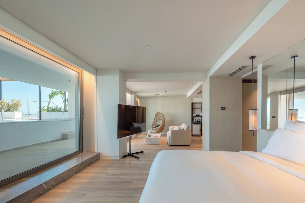 Grand, Escape, Studio, Suite, King Bed