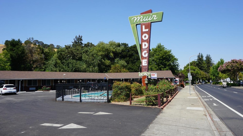Muir Lodge Motel 40/46