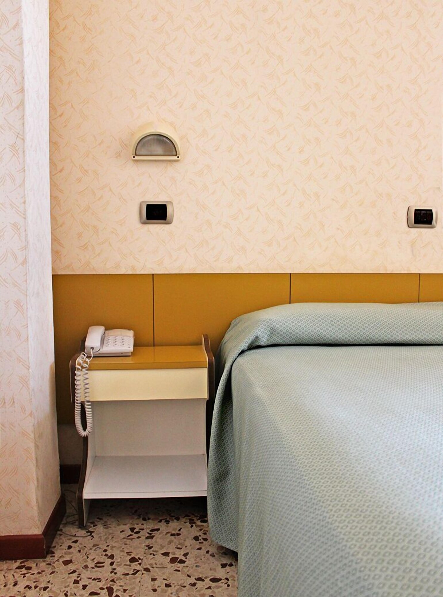 ROOM, SINGLE