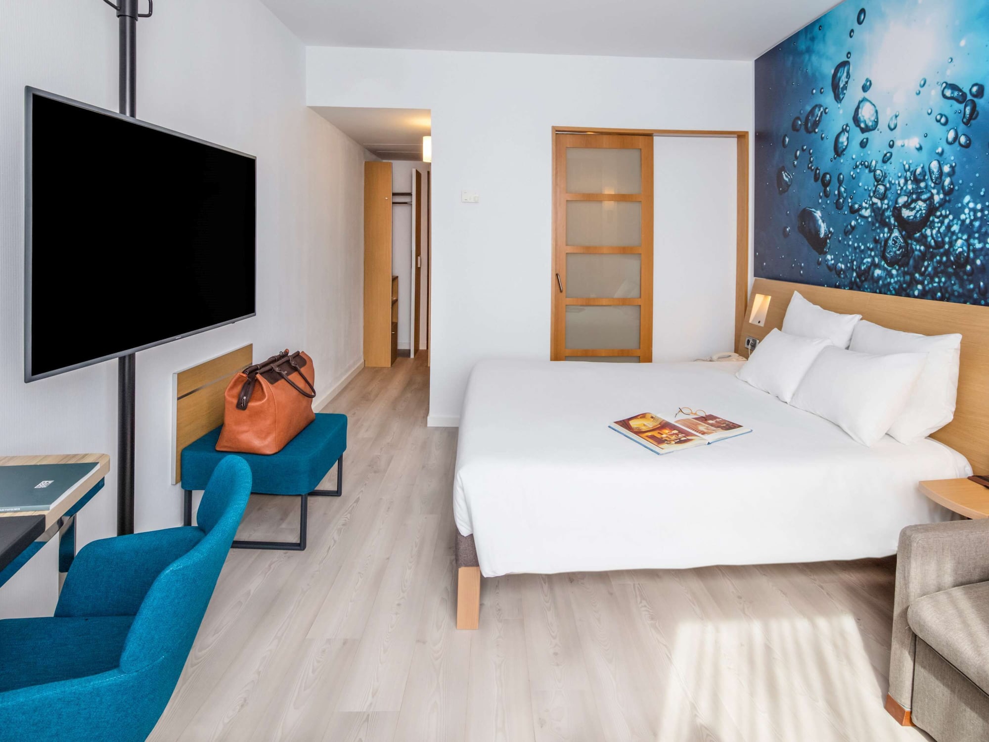 EXECUTIVE, QUEEN BED