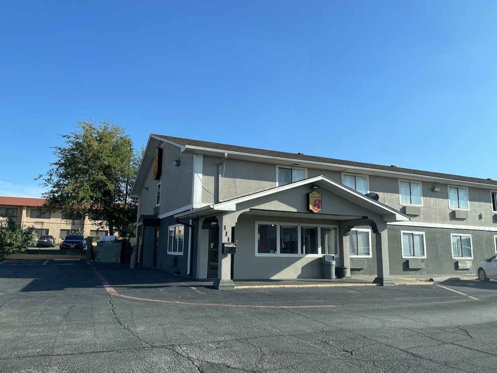 Super 8 by Wyndham Sherman 1/17