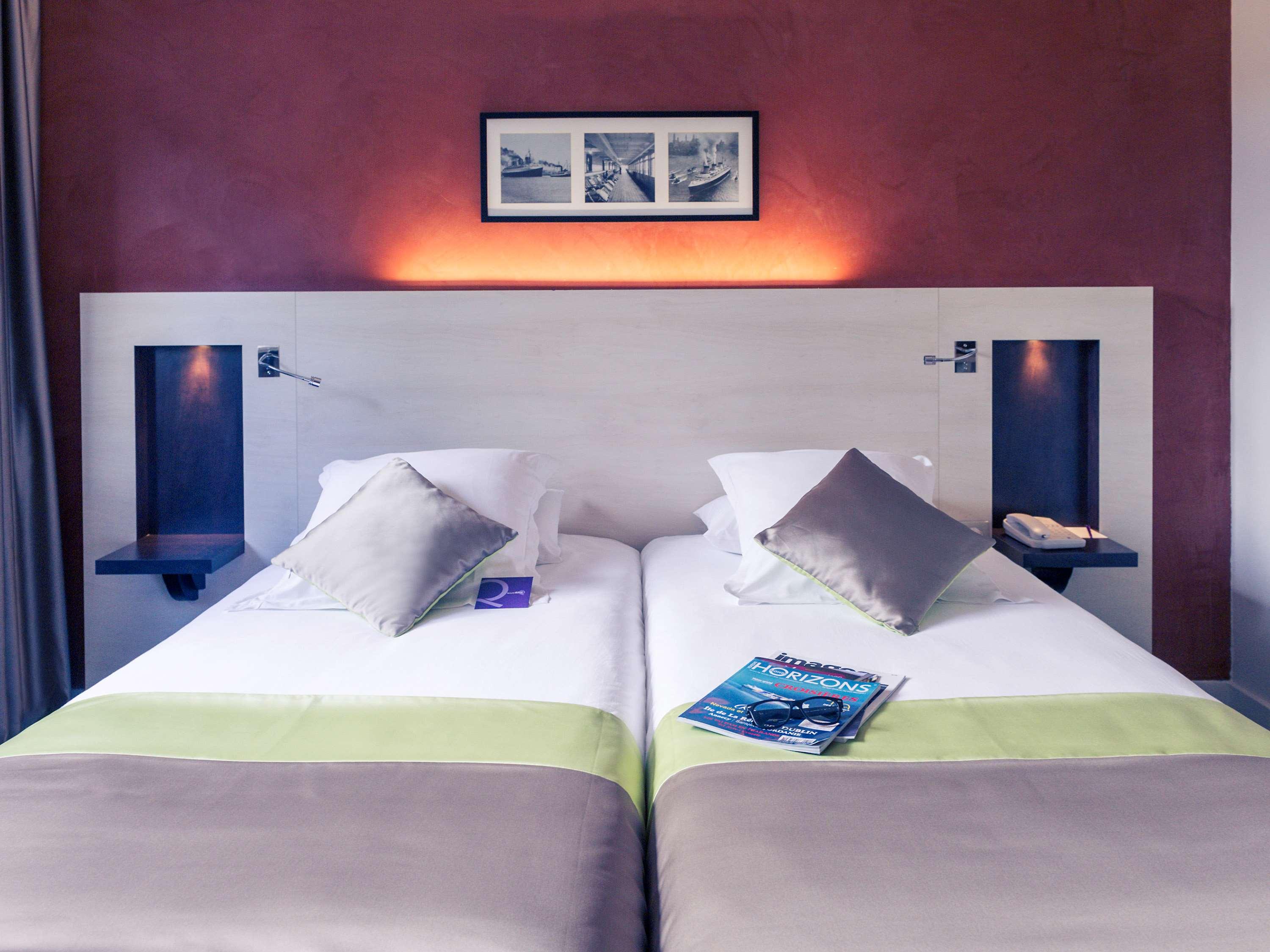 غرفة قياسية بسريرين منفصلين