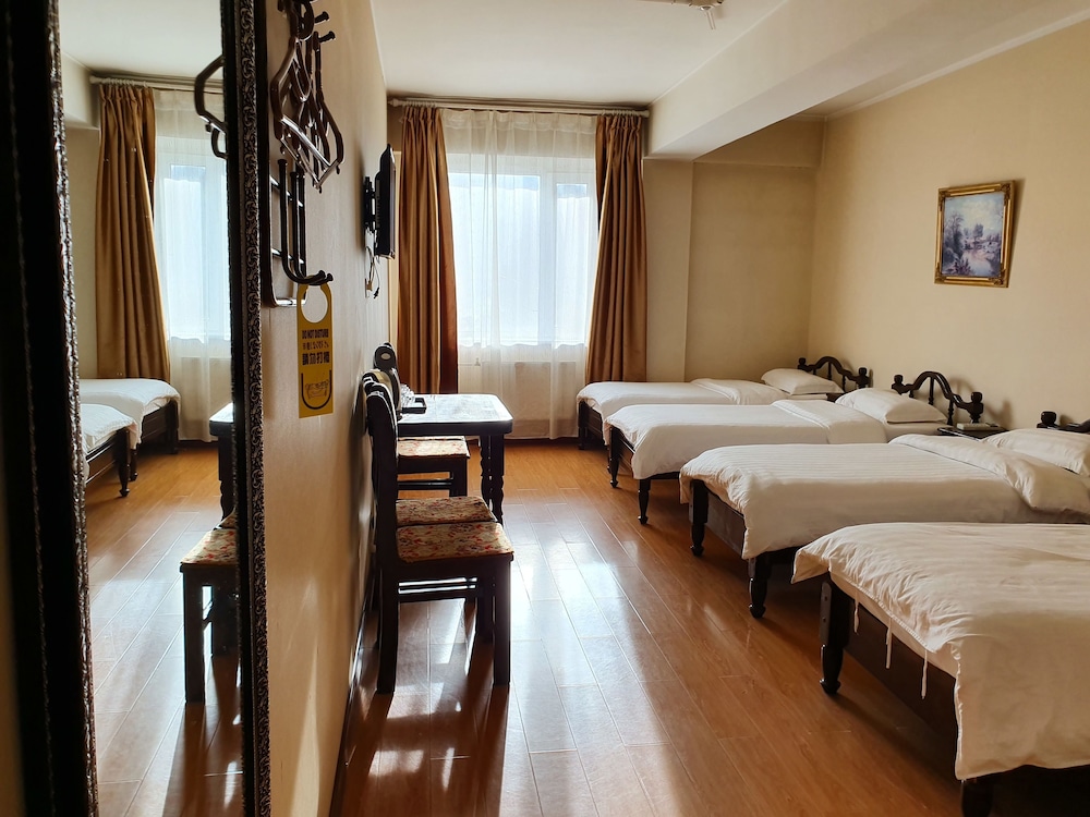 Land Hotel 5/50