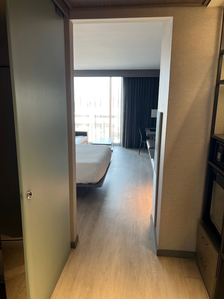 Room, King Bed, City View, Corner, Accessible