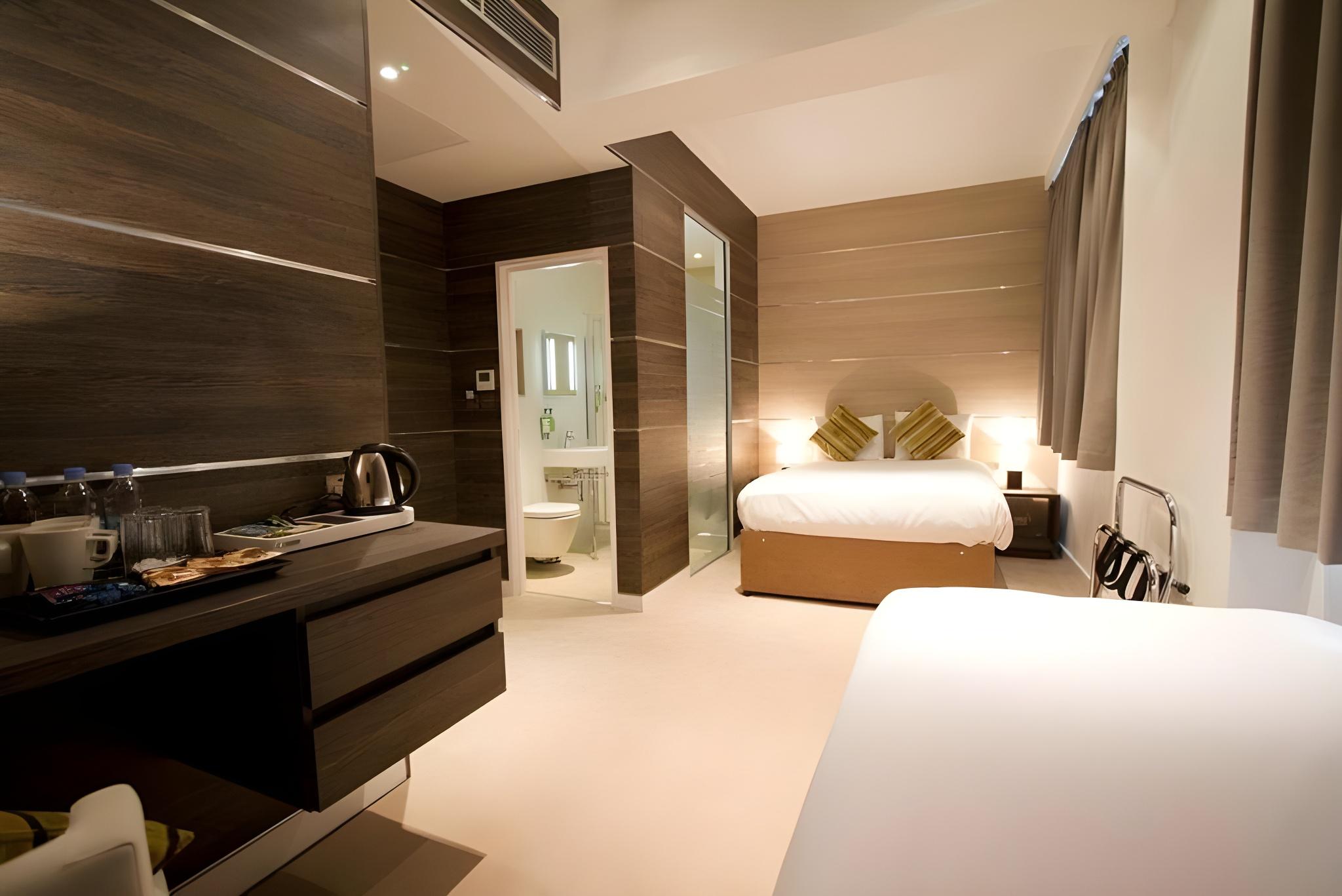 Room at The Wesley Hotel London, LONDON