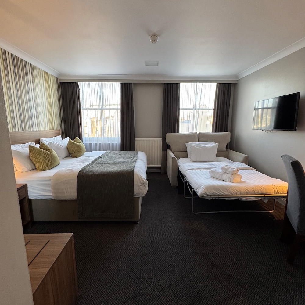 SUPERIOR, QUEEN BED, SOFA