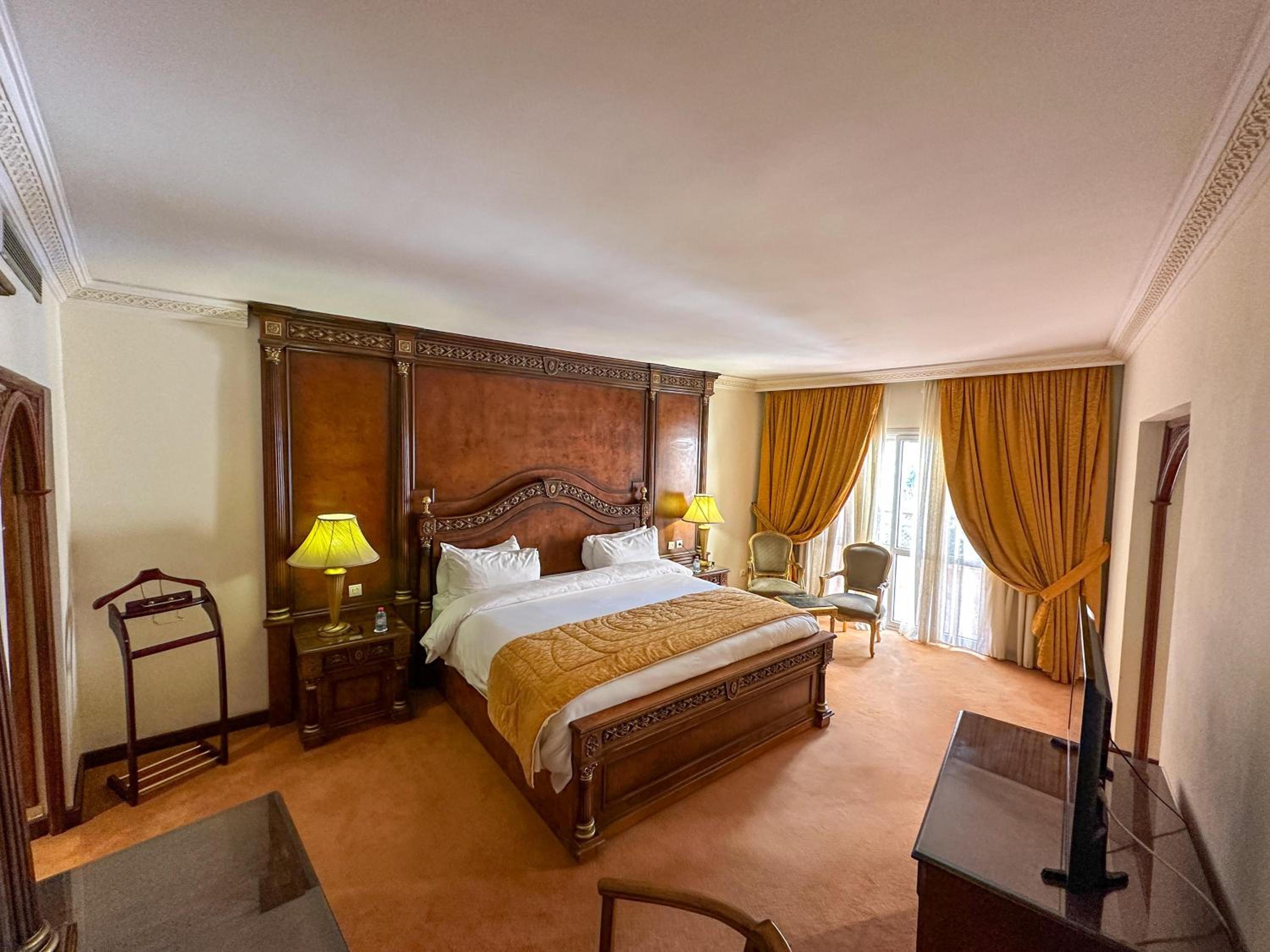 Suite, King Bed, Garden View