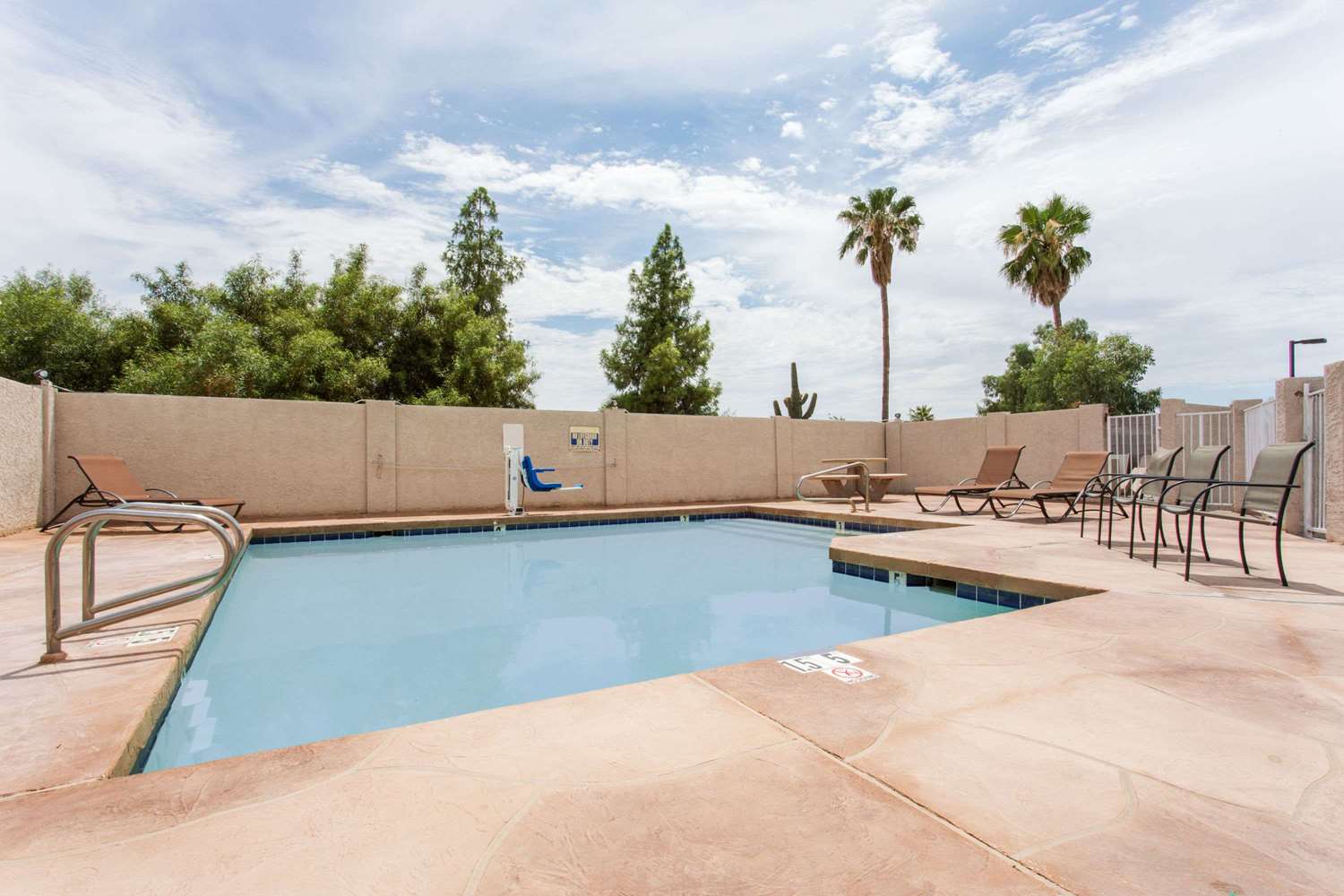 Days Inn Mesa East 16/23