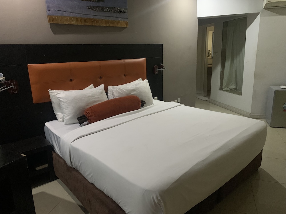 Oakspring Hotel &amp; Luxury Suites 32/50