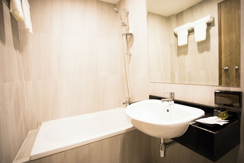 B2 Amata Nakorn Premier Hotel 33/34