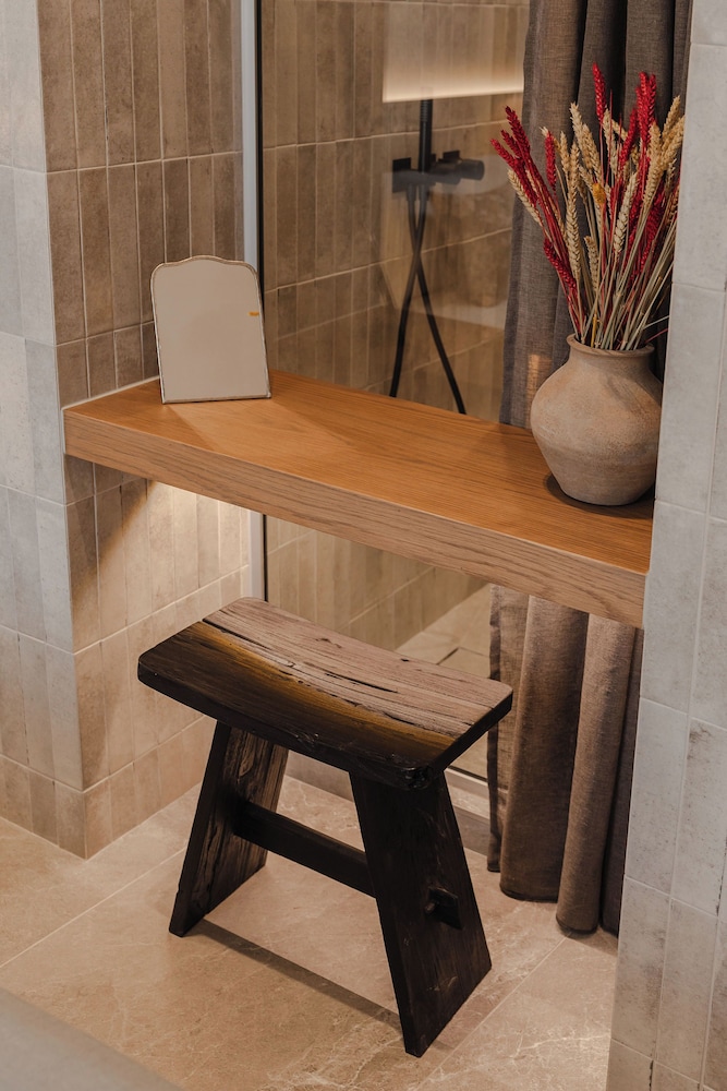 Emery Boutique Apartments 44/50