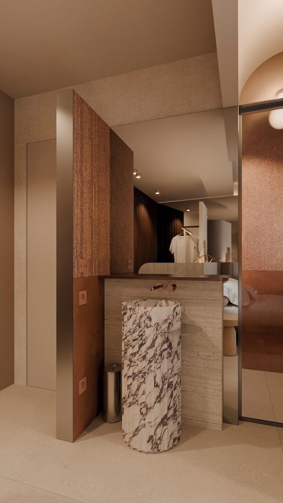 Modern Waikiki Hotel 10/50
