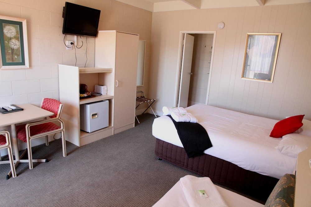 Plainsman Motel 21/63