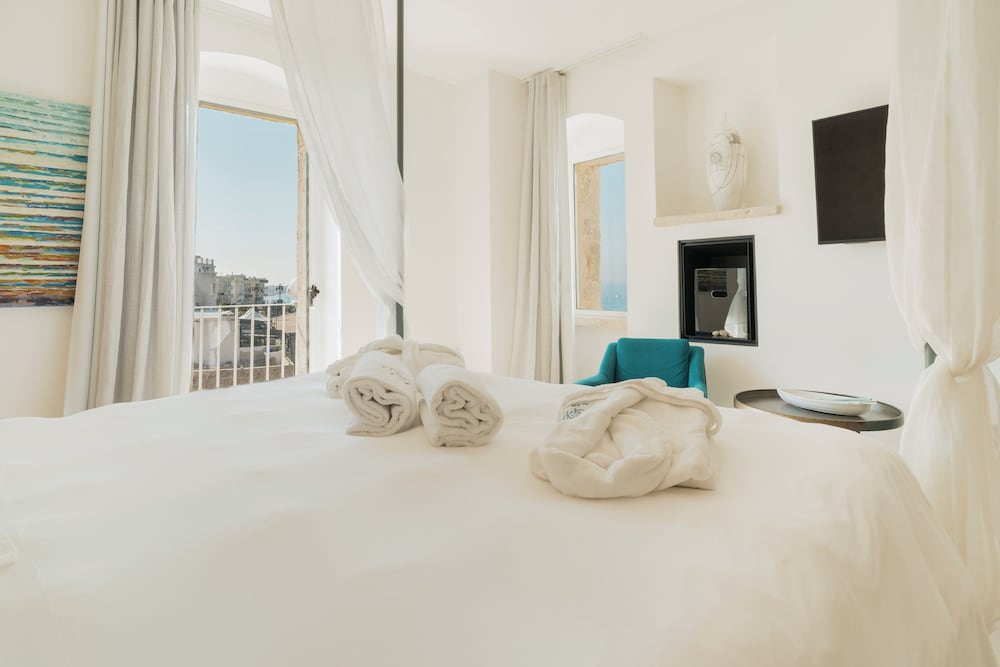 Superior, Suite, King Bed, Ocean Front, Bathtub