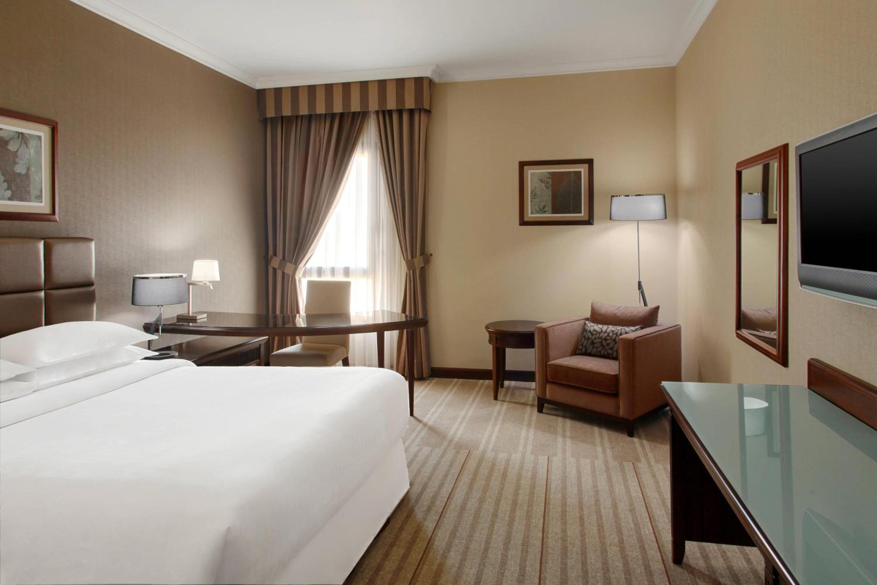 غرفة تنفيذية بسرير كوين مع دخول صالة النادي، فندق وأبراج شيراتون الرياض(Sheraton Riyadh Hotel And Towers) 2/5