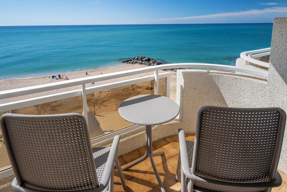 Caprici Beach Hotel & Spa 43/44