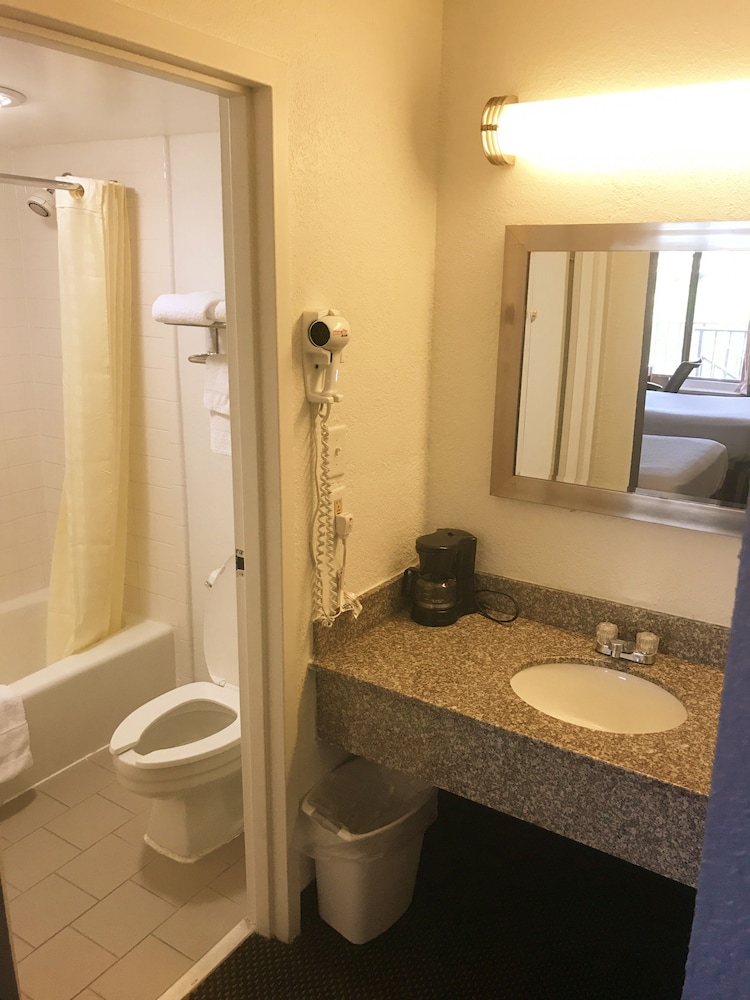 Days Inn & Suites by Wyndham Mobile 34/38