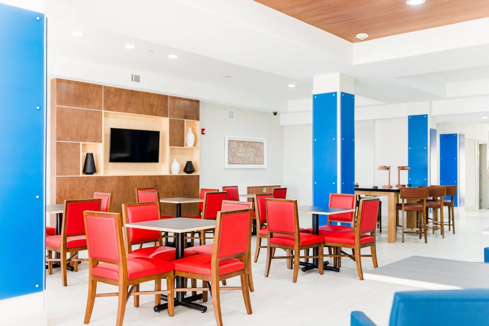 Holiday Inn Express Hotel and Suites Greenville 48/64