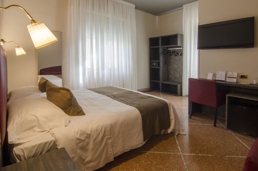 Hotel Maria 5/17
