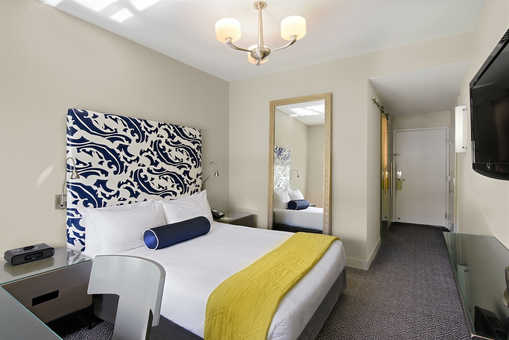 SUPERIOR, QUEEN BED