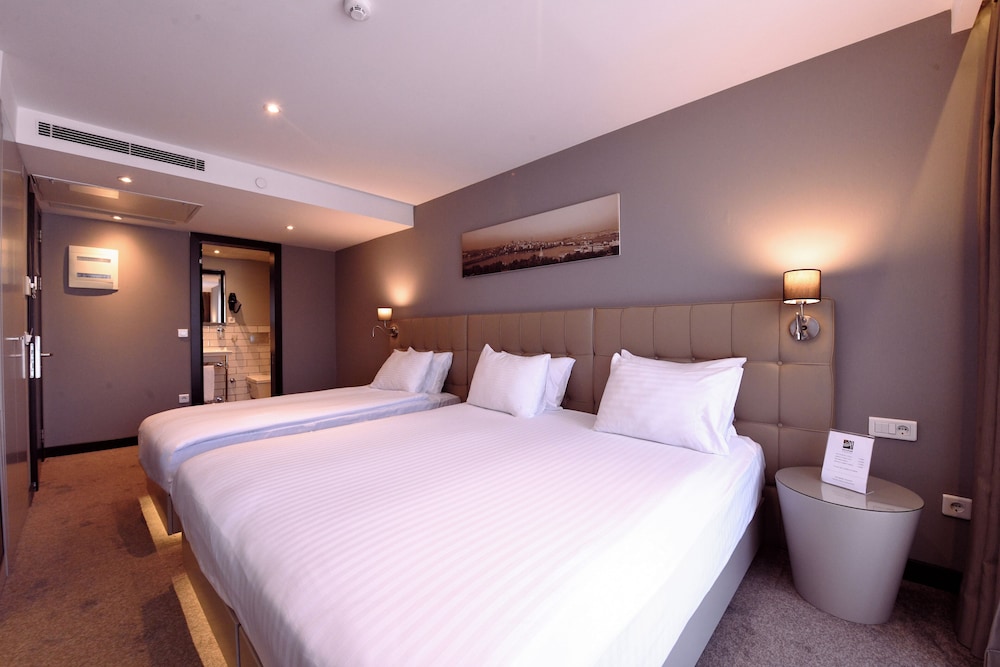 ROOM, TRIPLE